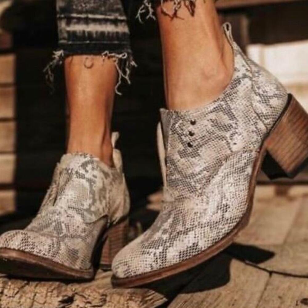 FREEBIRD by Steven Women’s Sadie neutral Python Embossed Bootie western size 7